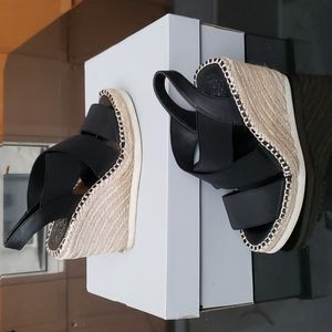 Vincent Camuto black / tan wedges